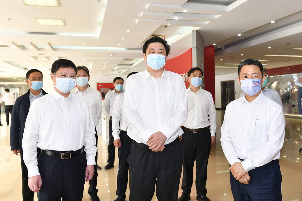 4月12日，無錫市市長趙建軍帶隊深入紅豆集團(tuán)，專題調(diào)研疫情防控和復(fù)工復(fù)產(chǎn)工作。