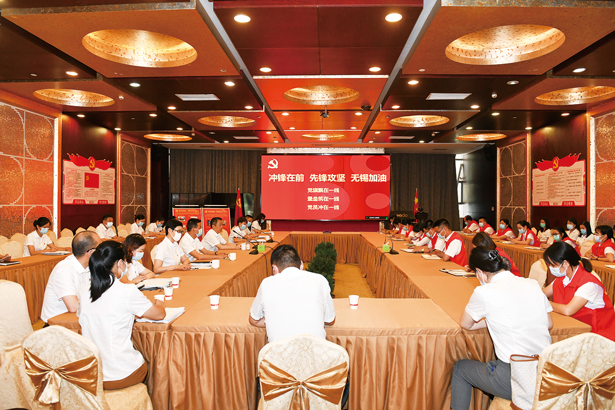 7月4日，紅豆集團(tuán)黨委第一時間發(fā)出緊急通知，管控區(qū)內(nèi)黨員、干部、員工積極響應(yīng)，就地轉(zhuǎn)為志愿者，切實發(fā)揮紅豆黨員先鋒模范作用，沖在抗疫一線。